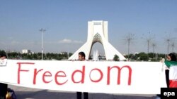 يکی از مشخصه های تحولات سياسی در ايران در سال های گذشته، گسترش فعاليت های اجتماعی و مدنی بود.(عکس: EPA)