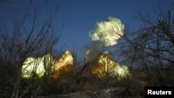 Ілюстраційне фото. Військові батальйону спецпризначення Нацполіції ведуть вогонь із гаубиці Д-30 по російських позиціях, Запорізька область, березень 2025 року