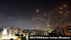 Az izraeli Vaskupola rakétavédelmi rendszer a Gázai övezetből Izraelre kilőtt rakétákat semlegesít, 2021. május 10-én.