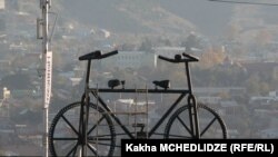 Гораздо меньше удивил тбилисцев гигантский велосипед длиной в семь и высотой в четыре с половиной метра
