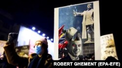 Архівне фото. Плакат, на якому зображений кандидат на посаду президента Румунії Келін Джорджеску, керівник Росії Володимир Путін та пам’ятник Йосипу Сталіну, на акції протесту в румунській столиці. Бухарест, 26 листопада 2024 року