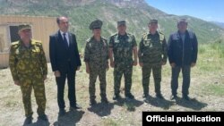 Кыргызстандын Улуттук коопсуздук боюнча мамлекеттик комитетинин төрагасы Камчыбек Ташиев менен Тажикстандын Улуттук коопсуздук комитетинин төрагасы Саймумин Ятимов баштаган делегациялардын жолугушуусу. 5-июнь, 2021-жыл. 