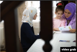 Муміне Салієва з дочками. Самія і Сафіє читають листи Сейрана з колонії