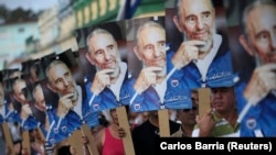 Кубинцы с плакатами Фиделя Кастро ожидали проезда автоколонны с прахом команданте. Лас-Тунас, 2 декабря 2016