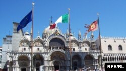 Площа Святого Марка у Венеції з однойменним собором. Єдина велика площа у місті на воді і популярний туристичний центр