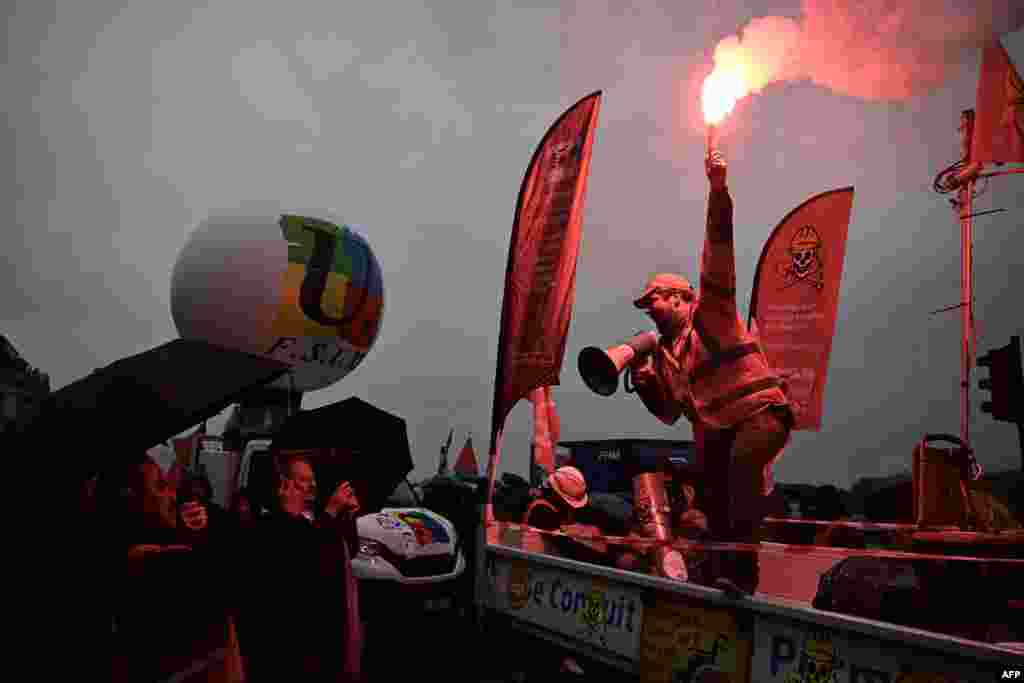 La Bordeaux, în Franța, au ieșit în stradă de Ziua Muncii membrii sindicatului camionagiilor. Ca și alți colegi de-ai lor, din alte țări europene, se plâng de scumpete, mai ales.&nbsp;