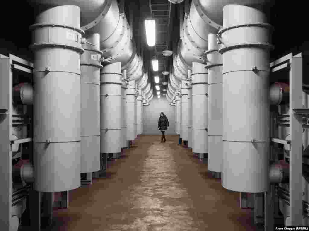 Filtrat e ajrit brenda sistemit të metrosë së Pragës, të cilët do të aktivizoheshin në rast se atmosfera e jashtme kontaminohet me pluhur radioaktiv ose nëse Praga goditet me armë biologjike ose kimike. Disa informacione rreth Sistemit Mbrojtës të Metrosë së Pragës mbeten sekrete. Kompania e Transportit të Qytetit të Pragës i kërkoi Radios Evropa e Lirë të mos specifikojë stacionin e metrosë ku janë marrë këto imazhe. &nbsp;