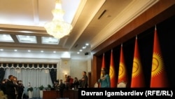 6-октябрга караган түндө Жогорку Кеңештин имараты талкалангандан бери парламент отурумдары «Ала-Арча» мамлекеттик резиденциясында өтүп келе жатат. 13-октябрдагы отурум. 2020-жыл.