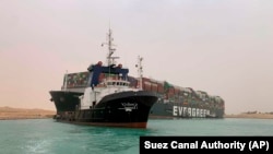 A zátonyra futott konténerszállító hajó az egyiptomi Szuezi-csatornán, 2021. március 24-én