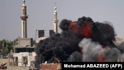 تصاویری که خبرگزاری فرانسه روز ۲۱ خرداد ماه منتشر کرده نشان‌دهنده انفجارهایی در مناطق تحت کنترل شورشیان در درعا است