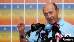 Траян Бэсеску празднует провал референдума о досрочном прекращении его полномочий в качестве президента Румынии.