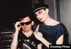 Grigorij (b) és Viktor Szologub a Sztrannije Igri (Furcsa játékok) nevű zenekarban játszó testvérpár 1984-ben, Leningrádban. Az irodalom által erősen befolyásolt Sztrannije Igri vad színpadi performanszai és a ska műfaj által inspirált zenéje miatt lett híres.