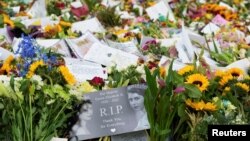 Flori depuse în memoria Reginei la Green Park, în apropiere de Palatul Buckingham, Londra, 13 septembrie 2022.
