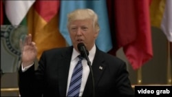 Дональд Трамп Араб-Америка саммитинде сүйлөөдө. Эр Рияд, 21-май, 2017-жыл. 