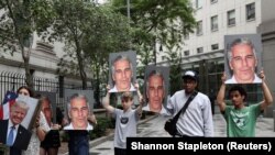 Demonstranti sa transparentima protiv Jeffreya Epsteina tokom njegovog suđenja u New Yorku, 9. juli 2019.
