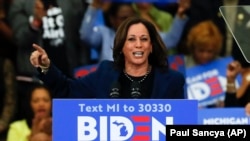 Senatoarea Kamala Harris vorbind în favoarea lui Joe Biden la Renaissance High School din Detroit. 9 martie 2020