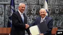 Бенні Ганц (зліва) отримав від президента доручення сформувати уряд