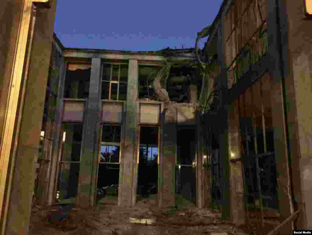 საღამოს 10 საათისთვის ტანკებმა ალყა შემოარტყეს თურქეთის პარლამენტის შენობას ანკარაში. იუწყებოდნენ აფეთქებების შესახებ. ამ სურათზე, რომელიც თურქი პოლიტიკოსის, ომერ ჩილეკის &quot;ტვიტერის&quot; ანგარიშიდან არის აღებული, კარგად ჩანს დაზიანებული შენობა.