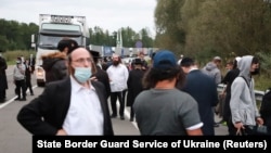 В Офісі президента України повідомили, що станом на ранок 15 вересня на кордоні з Білоруссю перебувало майже 700 хасидів, прикордонники очікують ще кілька тисяч
