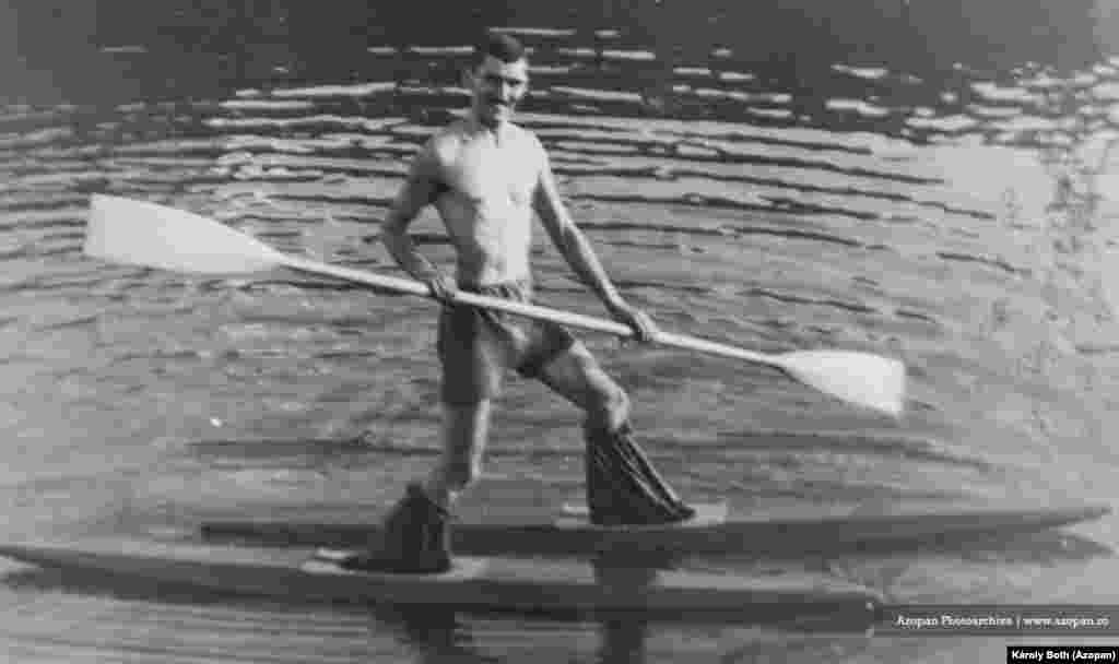 Sportivul și alpinistul Karoly Both încercând să meargă pe râul Mureș în 1935. Numele Azopan este un omagiu adus unui brand de film fotografic realizat în România până în 2003. Mama lui Szocs lucrase la fabrica unde a fost produs filmul. &nbsp;