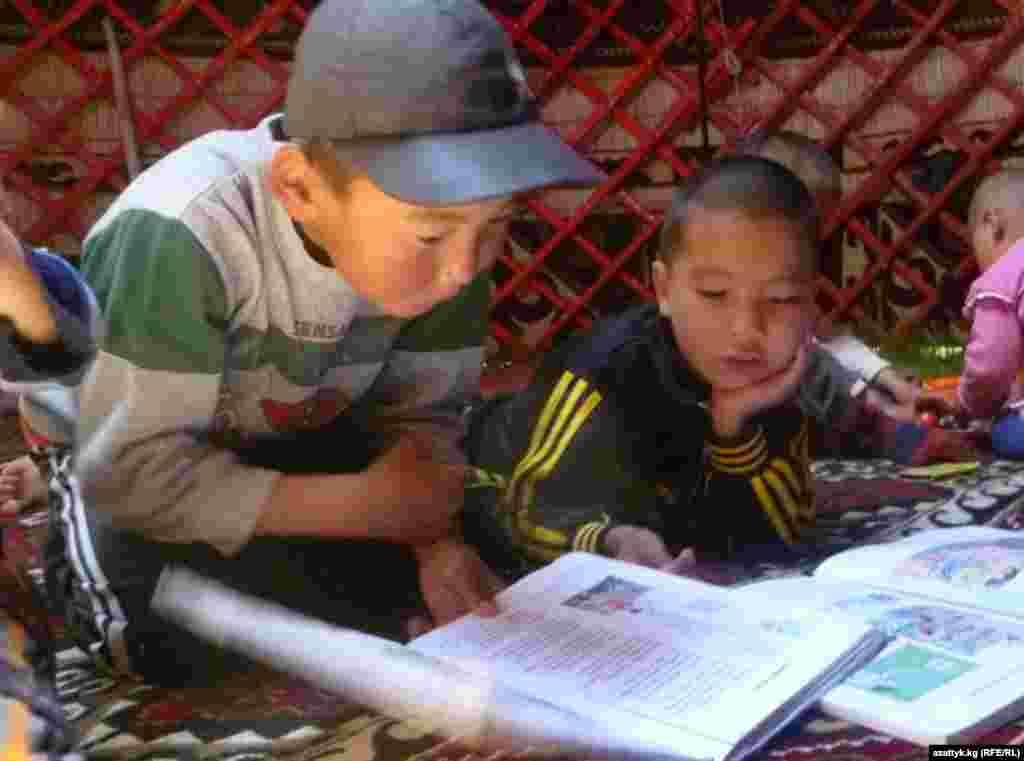 Детский сад в юрте на джайлоо в Нарыне