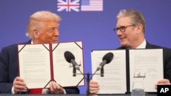 Президент Дональд Трамп та прем'єр-міністр Великої Британії Кір Стармер тримають меморандум про взаєморозуміння між урядами двох країн, 18 вересня 2025 року