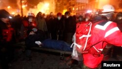 Під час протестів у Києві медичні волонтери несуть пораненого, січень 2014 року, ілюстраційне фото