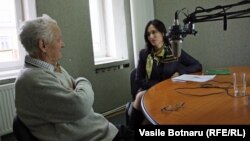 Vladimir Beşleagă şi Loretta Handrabura în studioul Europei Libere