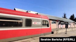 Kosovë: tren nga Serbia duke kaluar nëpër Mitrovicë (Foto nga arkivi). 