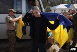 Військовий Олег Тіпікін загортається в український прапор. 49 українських військовополонених: бійці ЗСУ, Нацгвардії, Нацполіції, Держприкордонслужби, Азову повернулись до України. 13 вересня 2024 року