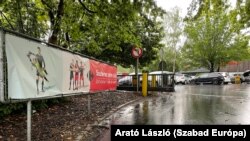 Az élelmiszerbolt bejáratánál is a Vörös Ördögök posztolnak - gyerekekkel.