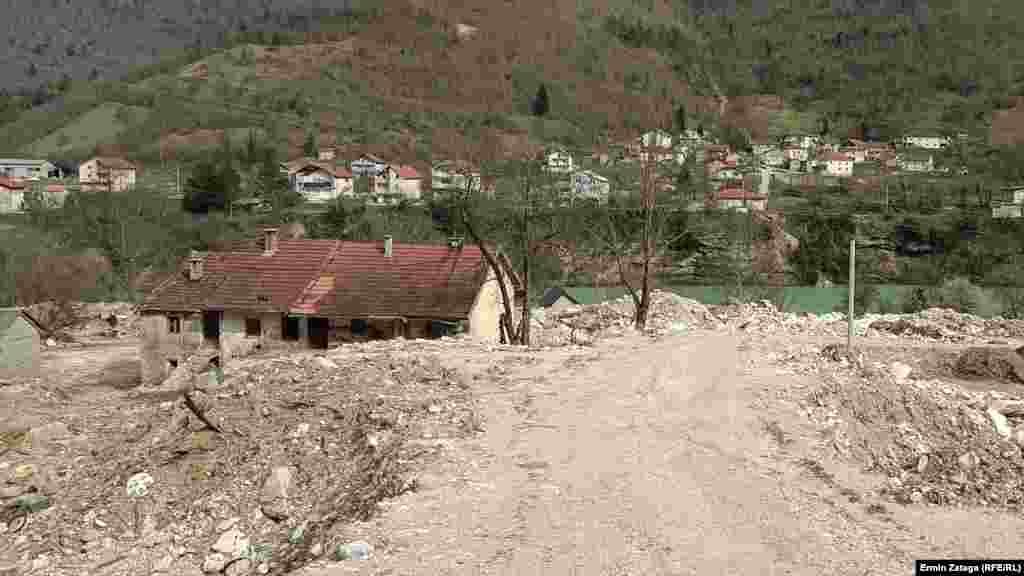 По грубата реконструкција на пристапните патишта, некои од куќите останаа четири до пет метри под нивото на патот.