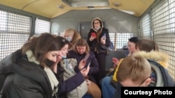 Оппозициячыл жыйындын кармалып бара жаткан катышуучулары полициянын унаасында. Алардын арасында Карелиянын Петрозаводск шаарынан келген саясатчы да бар. Москва. 2021-жылдын 13-марты.