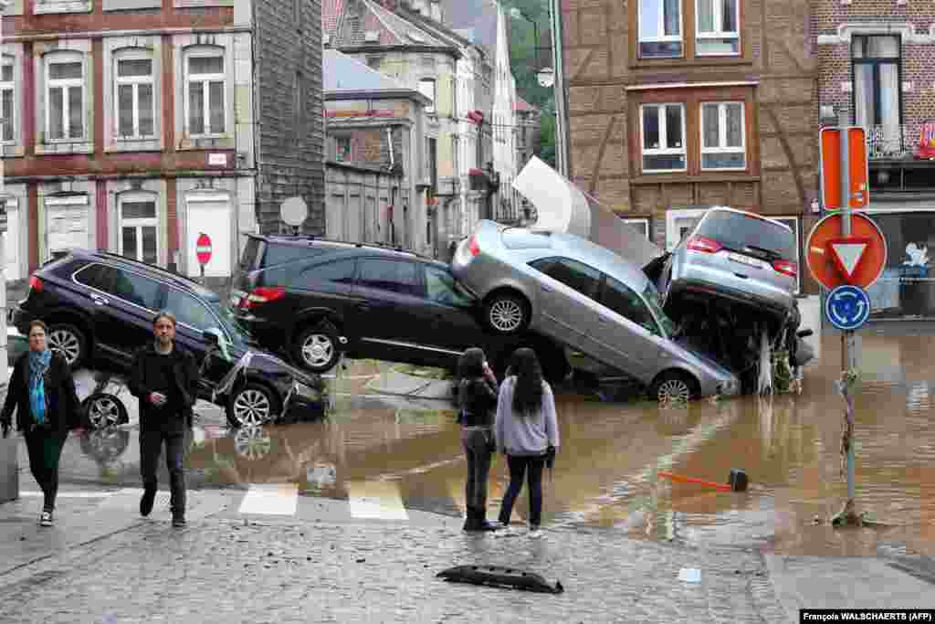 Автомобили на кружен тек во белгискиот град Вервие, по обилните дождови и поплавите ја зафатија западна Европа, на 15 јули 2021 година.