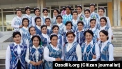 К приезду президента Туркменистана Гурбангулы Бердымухамедова в Хорезмскую область женщин и девушек одели в одинаковую одежду.