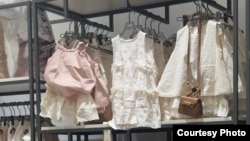 Полка с детской одеждой в магазине Наргис.