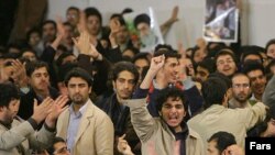 حضور محمود احمدی نژاد در ۲۰ آذر ۱۳۸۵ و اعتراض دانشجويان به وی سر آغاز فشارها، بازداشت ها و شکنجه هايی شد که پس از آن گريبان دانشجويان معترض امير کبير را گرفت