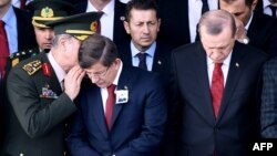 اردوغان و داود اغلو در مراسم خاکسپاری یکی از افسران ارتش