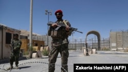Soldat afgan din Armata Națională de gardă în baza aeriană de la Bagram, după plecarea trupelor Statelor Unite și NATO, circa 70 de km nord de Kabul, 2 iulie 2021