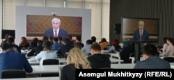 Қазақстан президенті Қасым-Жомарт Тоқаевтың парламентте жариялаған халыққа жолдауын "Қазмедиа" орталығында тыңдап отырған журналистер. 1 қыркүйек, 2021 жыл. Азаттық архивіндегі фото