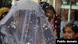 Тажиктердин үйлөнүү үлпөтүнөн бир көрүнүш.