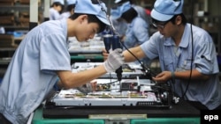 Акыркы жылдары Кыргызстанга Кытайдан келген инвесторлор көбөйдү. Сүрөттө кытай компаниясында иштеген жумушчулар. 