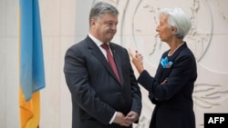 Про це, повідомляють в Адміністрації президента, Крістін Лагард (праворуч) заявила в розмові з президентом України Петром Порошенком