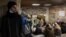 Locuitori ai Kievului adăpostindu-se într-o stație de metro în timpul atacurilor rusești cu rachete, 11 octombrie 2022.