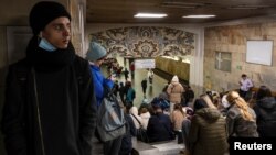 Жители на Киев търсят убежище в метрото след сигнала за въздушна тревога, 11 октомври 2022 г.