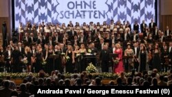 Final cu aplauze însuflețite al operei prezentate în premieră în România, „Fata fără umbră”, de Richard Strauss, sub conducerea muzicală a lui Vladimir Jurowski, la Festivalul Enescu