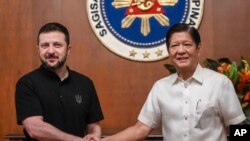 Ukrajinski predsjednik Volodimir Zelenski (lijevo) rukuje se s filipinskim predsjednikom Ferdinandom Markosom u Manili 3. juna.