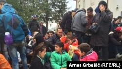 Refugiați așteptînd trenul la Tovarnik, Croatia, 20 septembrie 2015.
