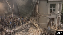 Mentési munka a kijevi gyermekkórház romjai között