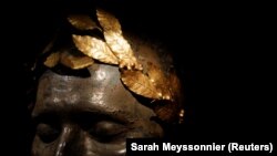 Halotti maszkja, babérkoszorúval, az Invalidusok dómjában.